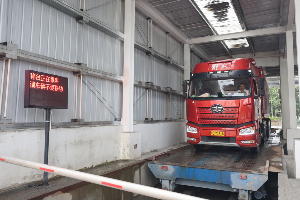 9月17日，在海南定安县大岭花岗岩矿项目现场，无人成品料自动装车系统在为货车装料。