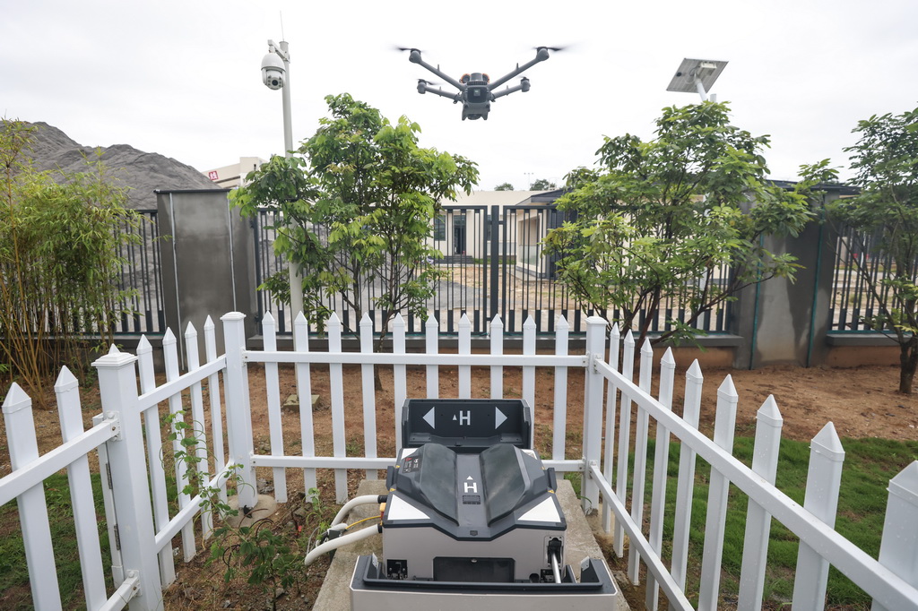 9月17日在海南定安县大岭花岗岩矿项目现场拍摄的自动巡检无人机。