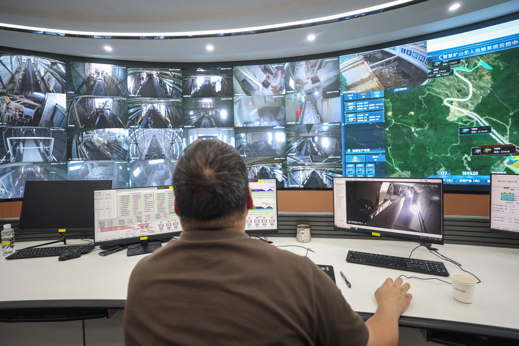 9月17日，工作人员在海南定安县大岭花岗岩矿项目的中控室监测现场运行情况。