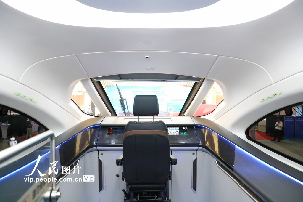 首列中国标准智能市域列车在青岛亮相【2】