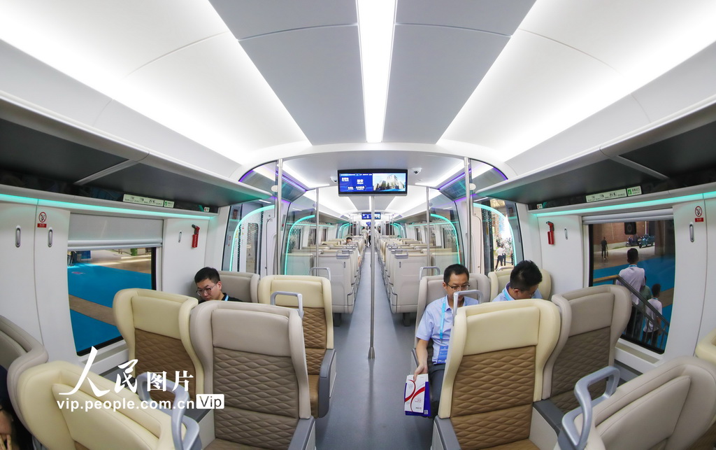 首列中国标准智能市域列车在青岛亮相【3】