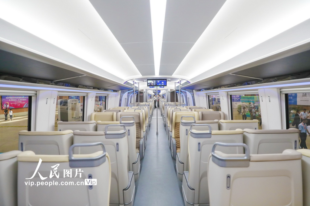 首列中国标准智能市域列车在青岛亮相【4】