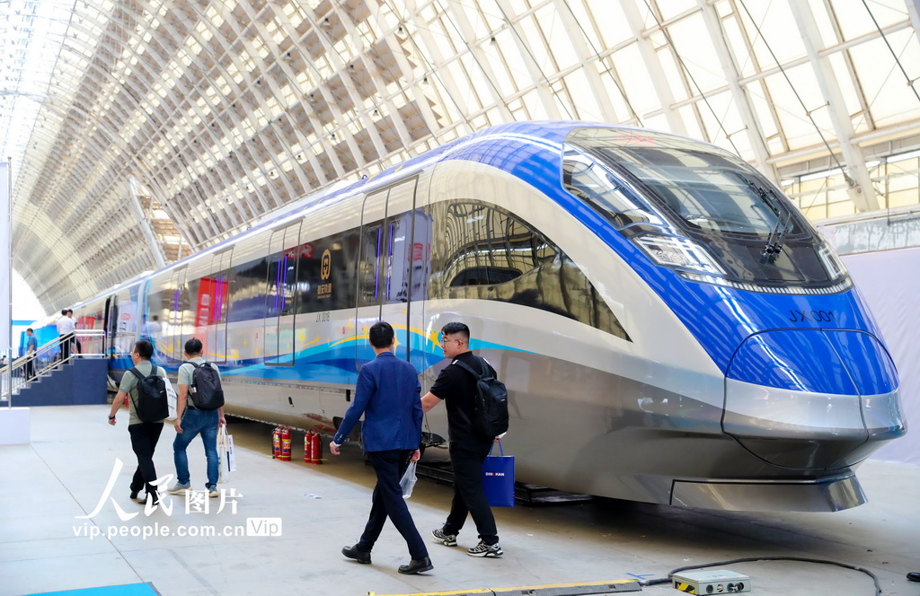 首列中国标准智能市域列车在青岛亮相【5】