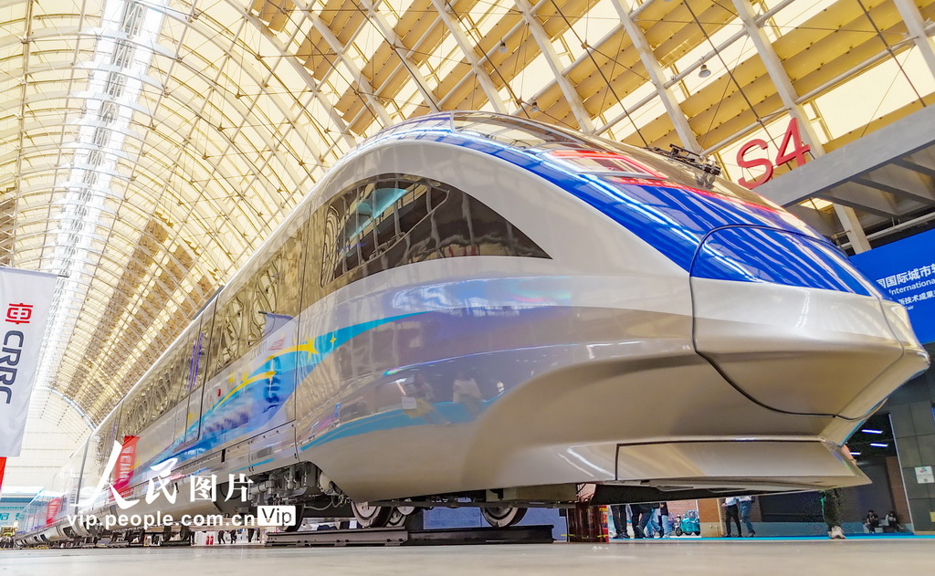 首列中国标准智能市域列车在青岛亮相【6】