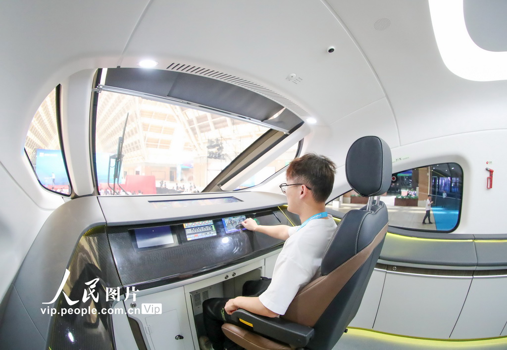 首列中国标准智能市域列车在青岛亮相【7】