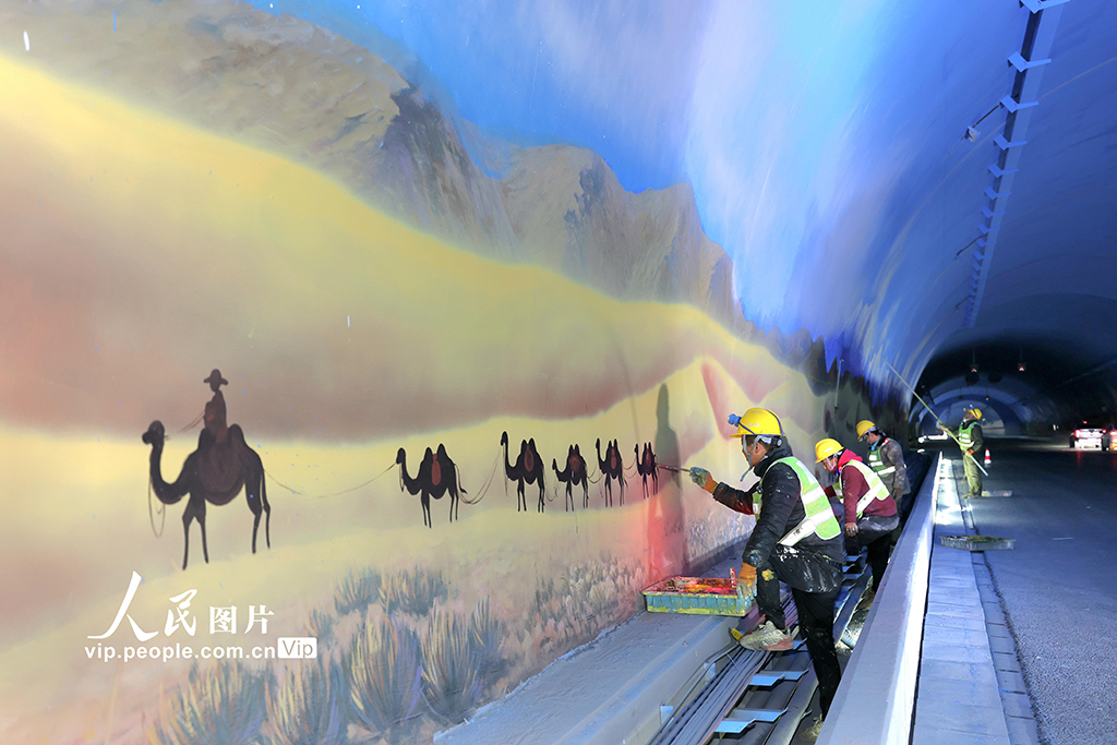 新疆乌鲁木齐：天山胜利隧道景观带施工忙【3】