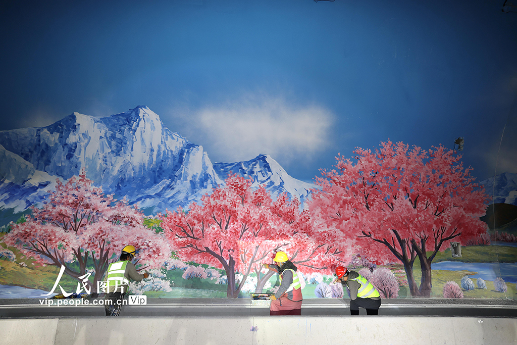 新疆乌鲁木齐：天山胜利隧道景观带施工忙【2】