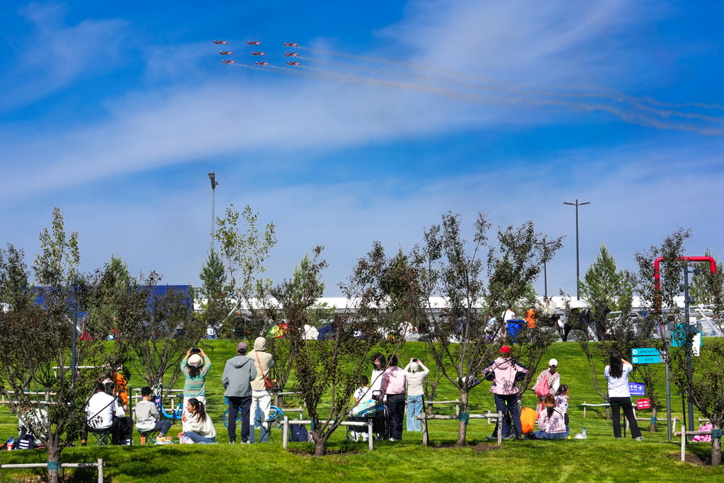 9月20日，参观者在长春市蓝天公园观赏飞行表演。