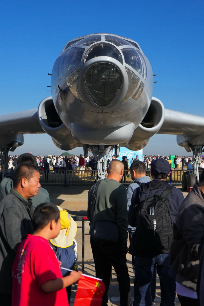 9月20日，观众在现场参观轰-6飞机。