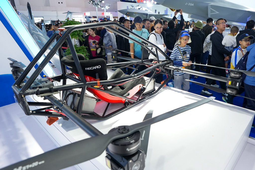 9月20日，参观者在现场参观载人多旋翼飞行器。