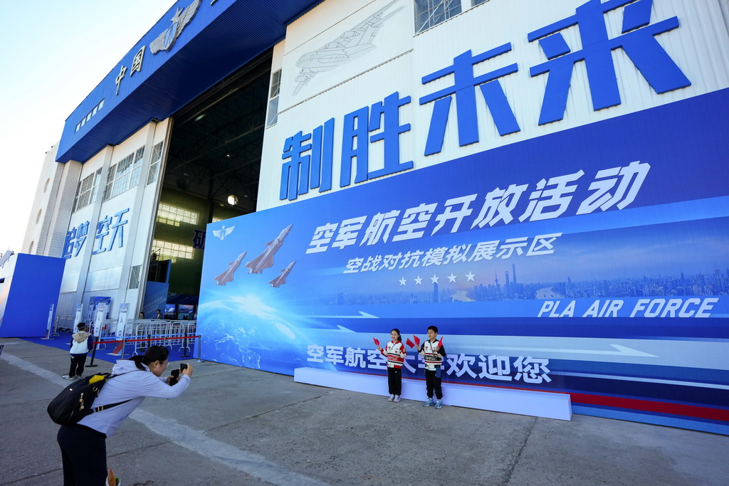 9月20日，小朋友在活动现场拍照留念。