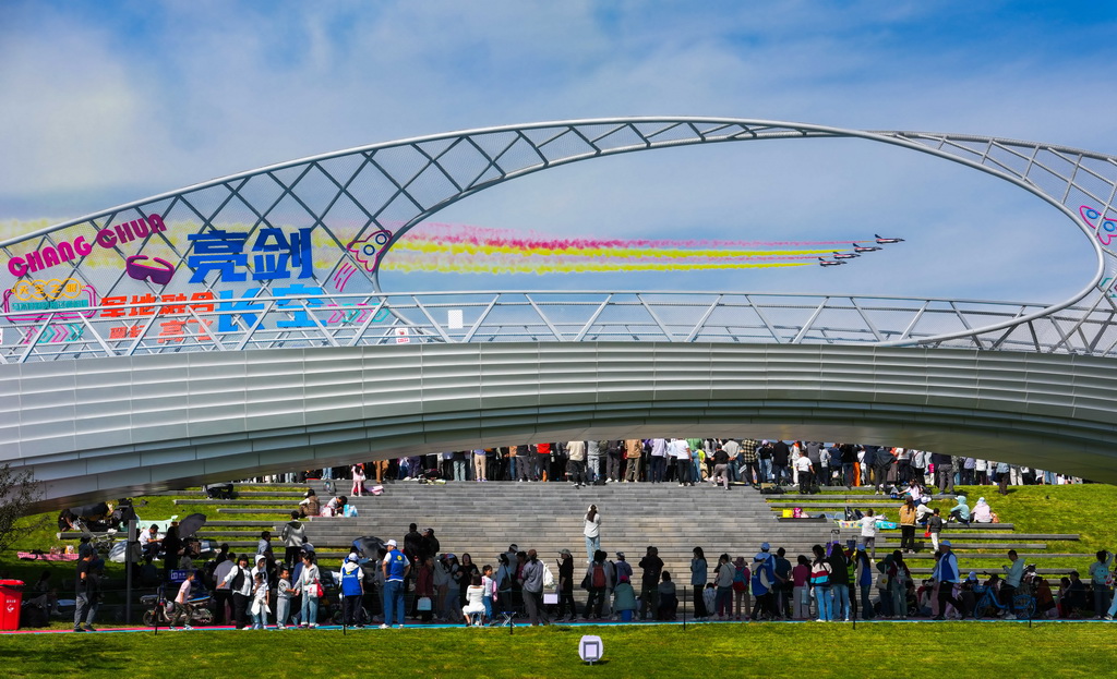 9月20日，参观者在长春市蓝天公园内观赏飞行表演。