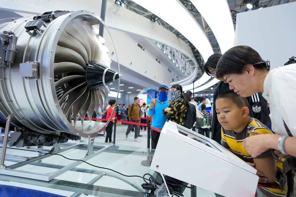 9月20日，参观者在现场观看涡扇发动机相关介绍。