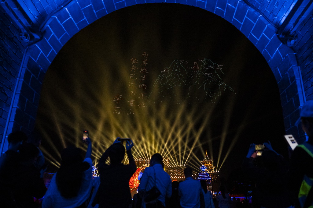 9月20日，观众在第二届楚文化节开幕式上观看无人机表演。