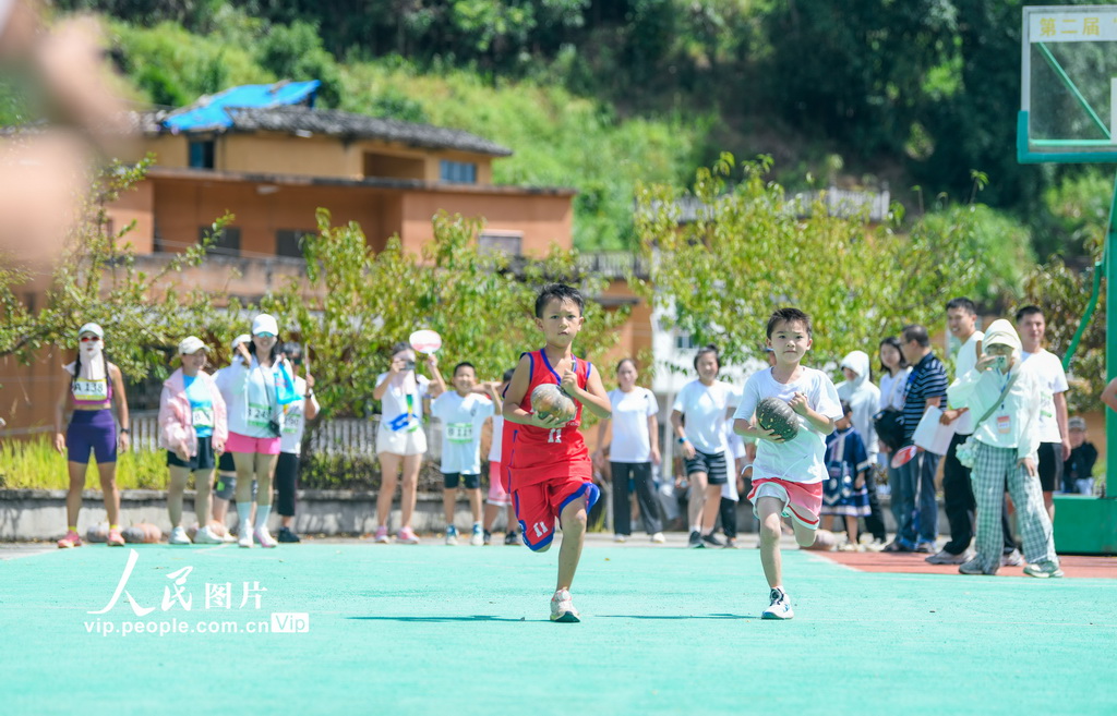 9月20日，贵州省黔西南布依族苗族自治州册亨县者楼街道高峰村，当地群众在参加南瓜接力比赛。