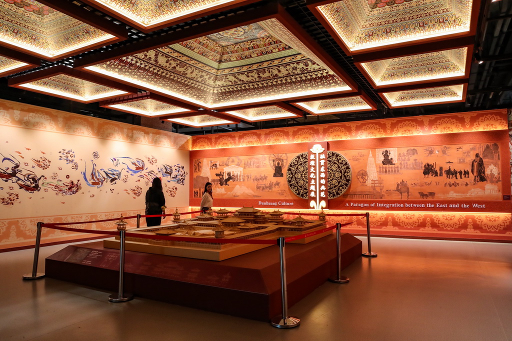 9月21日，与会嘉宾在第八届丝绸之路（敦煌）国际文化博览会上参观敦煌文化主题展。