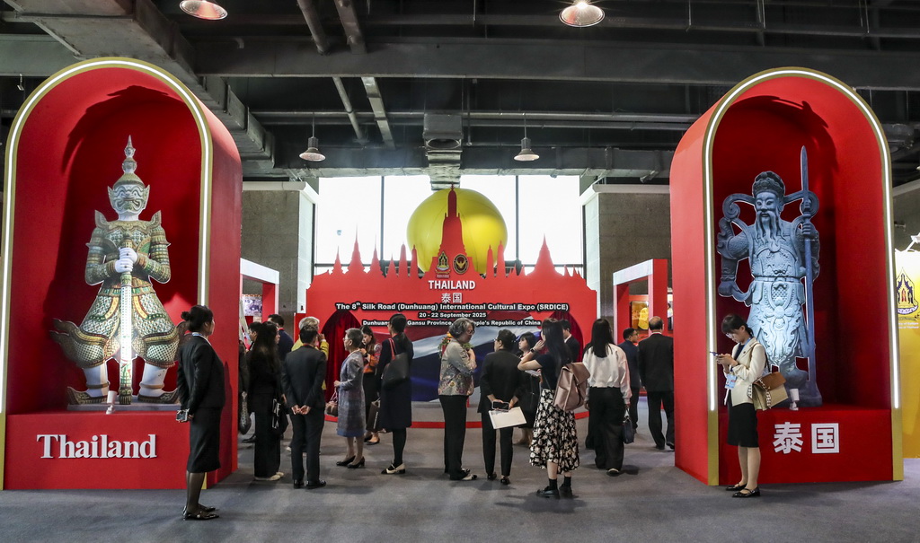 9月21日，在第八届丝绸之路（敦煌）国际文化博览会上，与会嘉宾参观主宾国泰国展厅。
