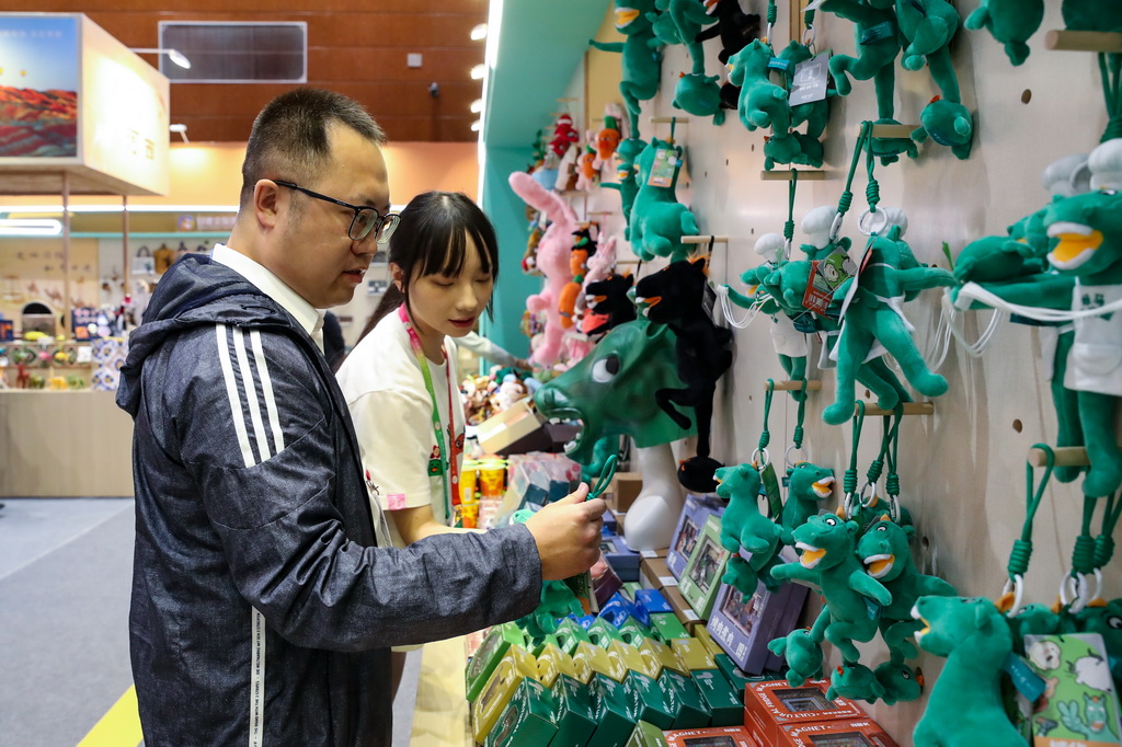 9月21日，与会嘉宾在第八届丝绸之路（敦煌）国际文化博览会上选购非遗文创产品。