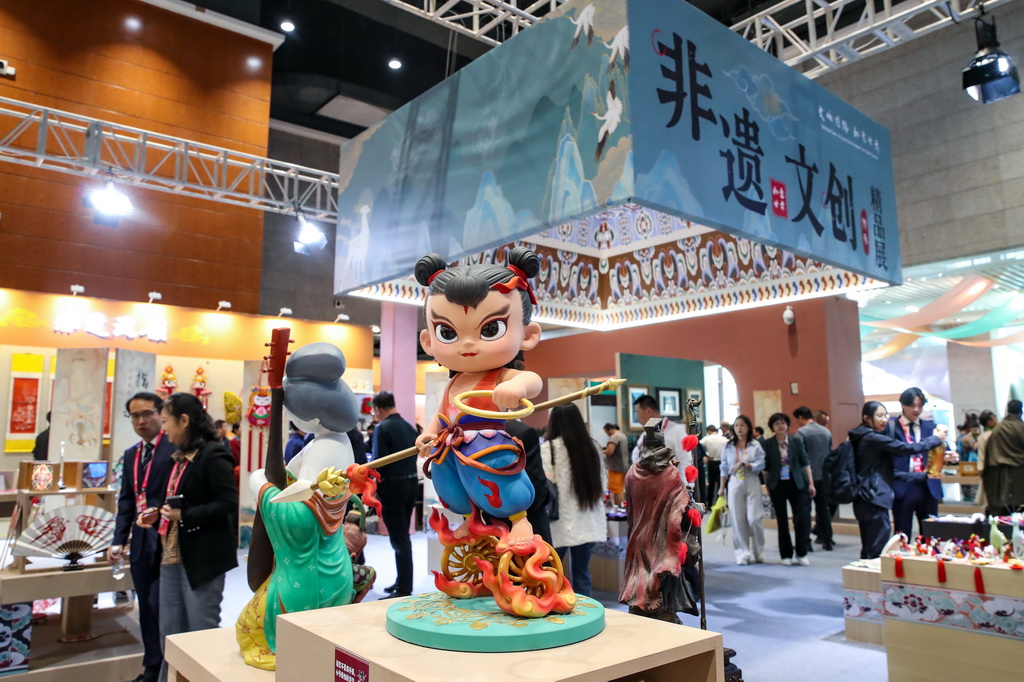 9月21日，与会嘉宾在第八届丝绸之路（敦煌）国际文化博览会上参观甘肃文旅非遗文创展。