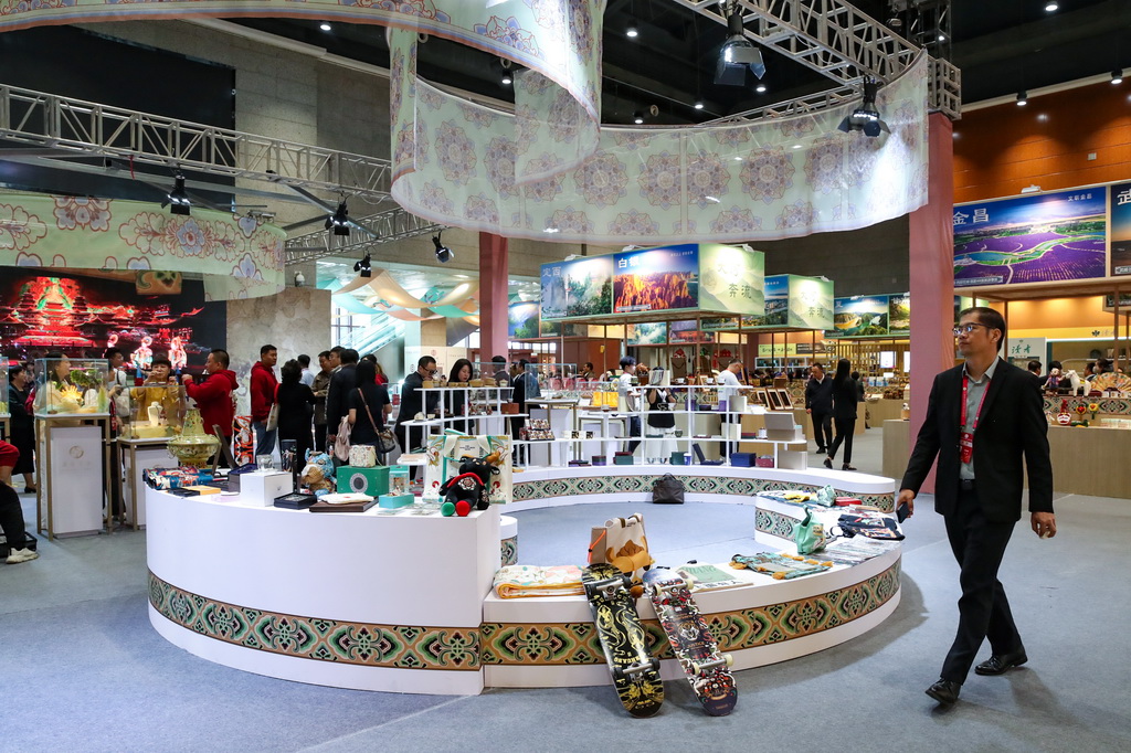 9月21日，与会嘉宾在第八届丝绸之路（敦煌）国际文化博览会上参观甘肃文旅非遗文创展。