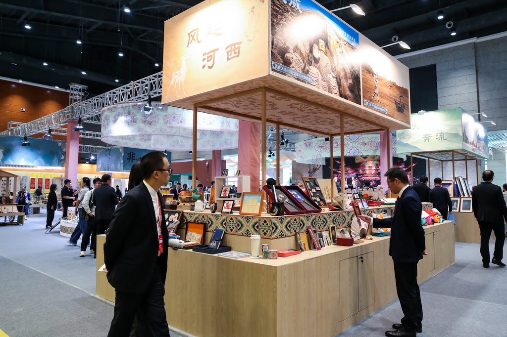 9月21日，与会嘉宾在第八届丝绸之路（敦煌）国际文化博览会上参观甘肃文旅非遗文创展。