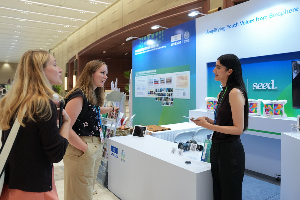 9月22日，代表在第五届世界生物圈保护区大会的展区交流。