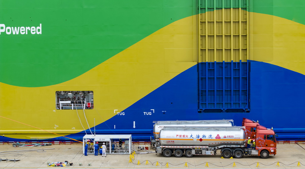 9月22日，在天津港环球滚装码头，汽车滚装船“港荣”轮进行甲醇加注作业（无人机照片）。