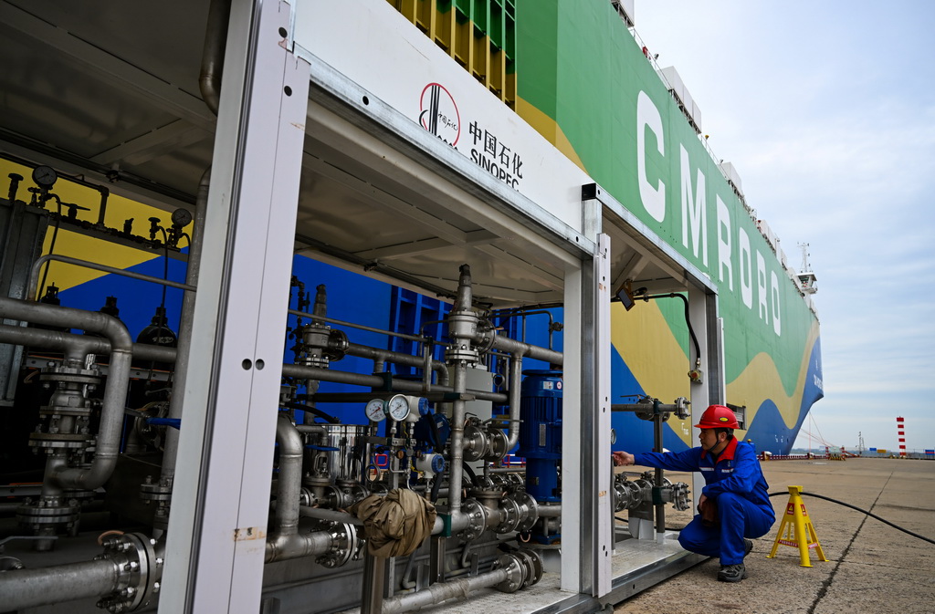 9月22日，在天津港环球滚装码头，工作人员准备进行甲醇加注作业。