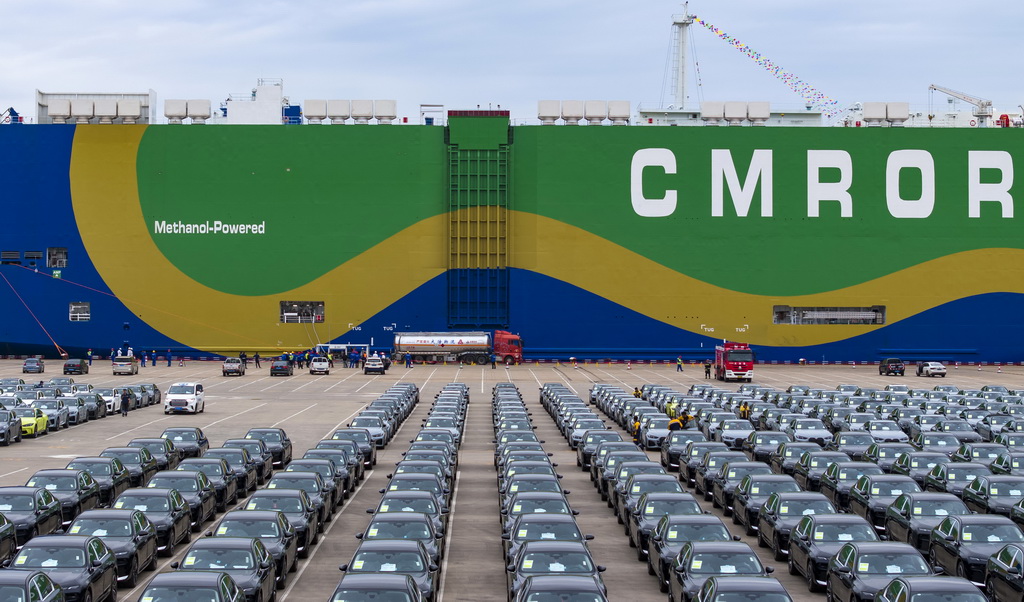 9月22日，在天津港环球滚装码头，汽车滚装船“港荣”轮进行甲醇加注作业（无人机照片）。