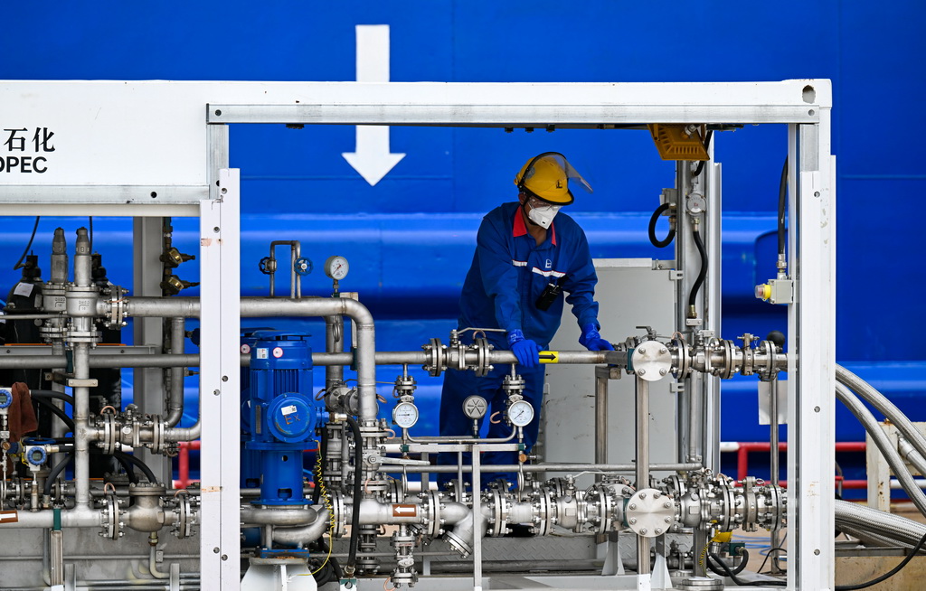 9月22日，在天津港环球滚装码头，工作人员准备进行甲醇加注作业。