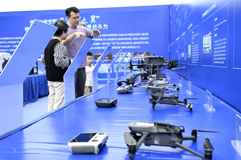 9月21日，观众在“全空间无人体系成果展”上参观合肥交警无人机交通管理装备体系。