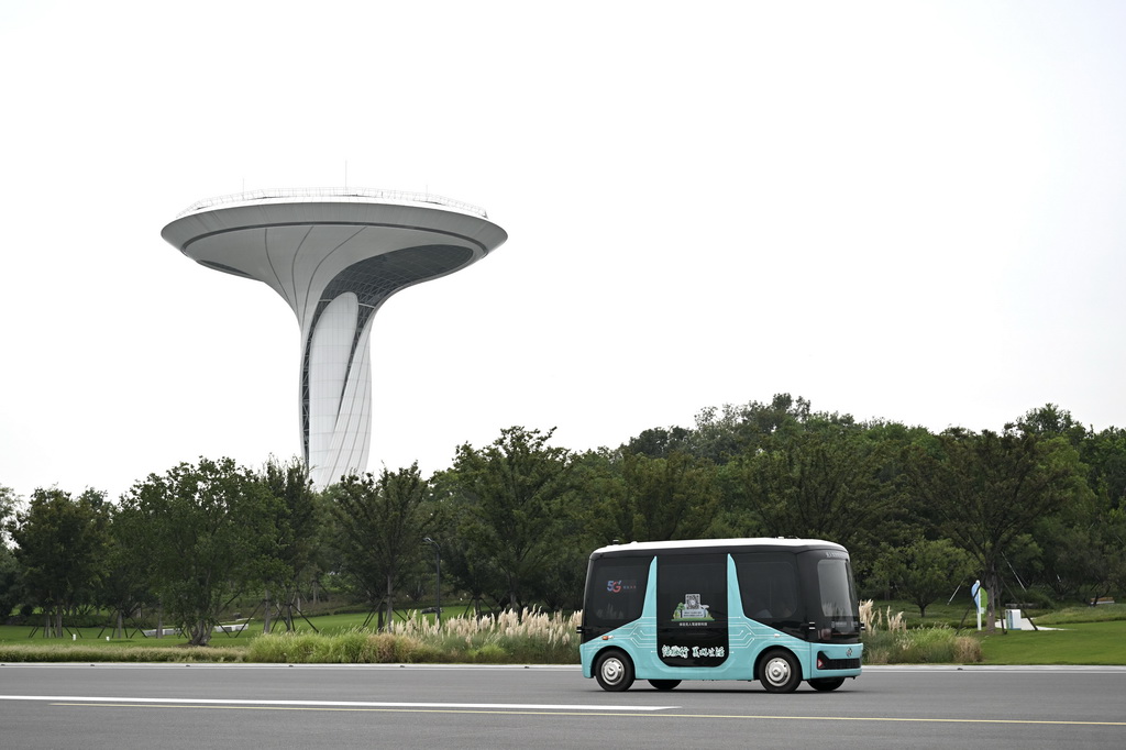 9月21日，一款自动驾驶观光巴士行驶在合肥市骆岗公园内。