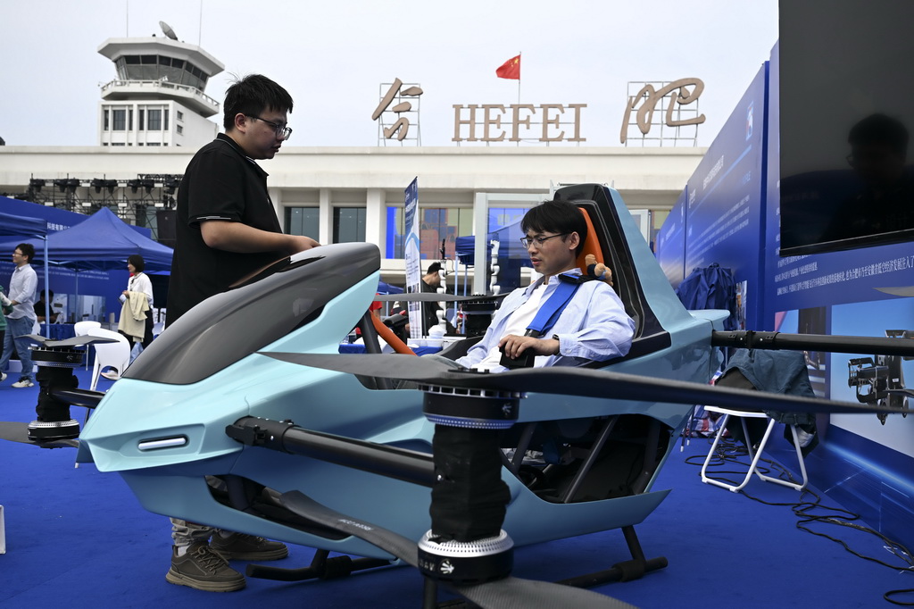 9月21日，观众在“全空间无人体系成果展”上体验一款无人驾驶飞行摩托。