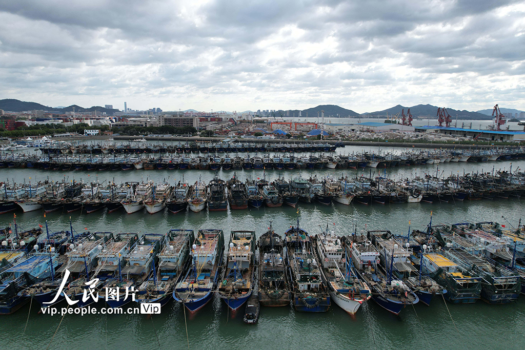福建厦门：渔船进港人员上岸 应对台风“桦加沙”【3】