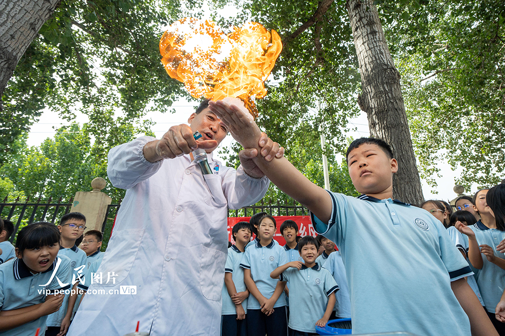 2025年9月2日，在河北省邯郸市肥乡区肥乡镇中心小学，科技志愿者带孩子们进行掌上气体稳定燃烧演示实验。薛建东摄（人民图片网）