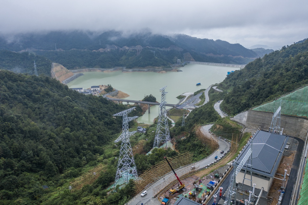 9月23日拍摄的浙江天台抽水蓄能电站的开关站（右下）、输电铁塔以及下水库（无人机照片）。