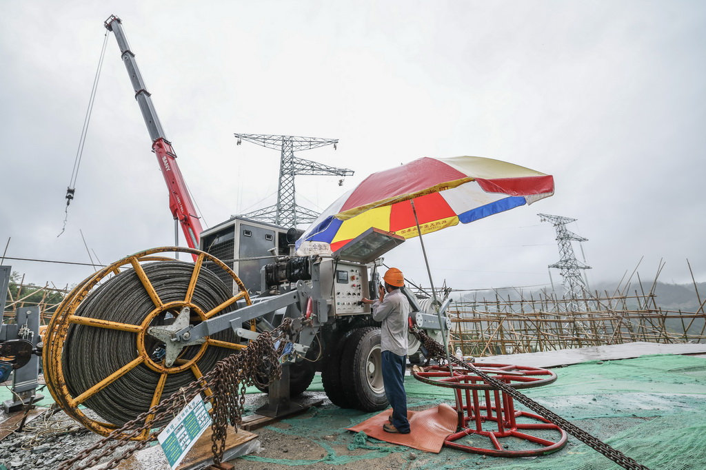 9月23日，在浙江台州坦头镇，浙江省送变电工程有限公司施工人员操作牵张机进行导地线展放工作。