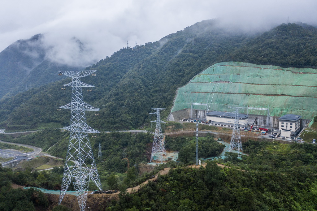 9月23日，浙江天台抽水蓄能电站的输电铁塔间在进行500千伏送出工程的输电线路架设施工（无人机照片）。