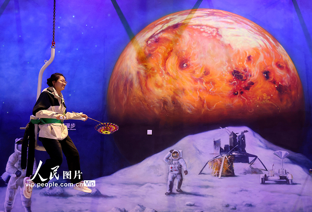 2025年9月21日，市民在山东省枣庄市科技馆体验“月球漫步”，感受科技魅力。孙中喆摄（人民图片网）