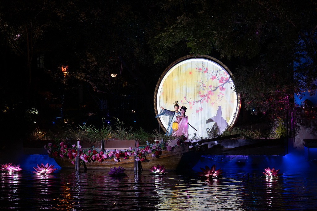 9月23日，在无锡市古运河沿岸，演员为游客表演。