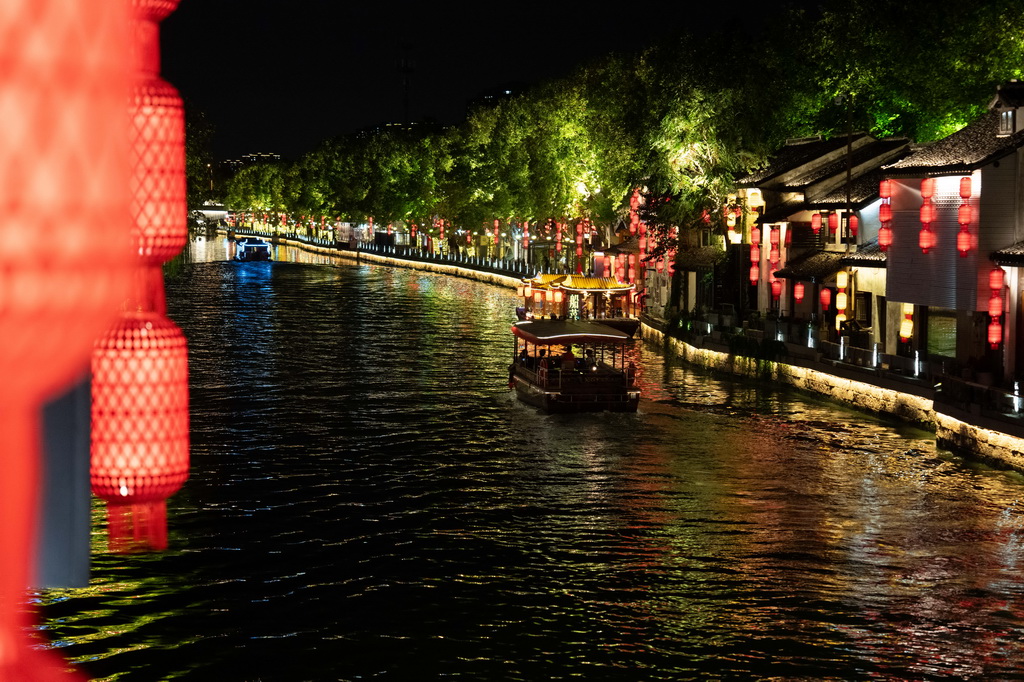 9月23日，游船行驶在无锡市古运河上。