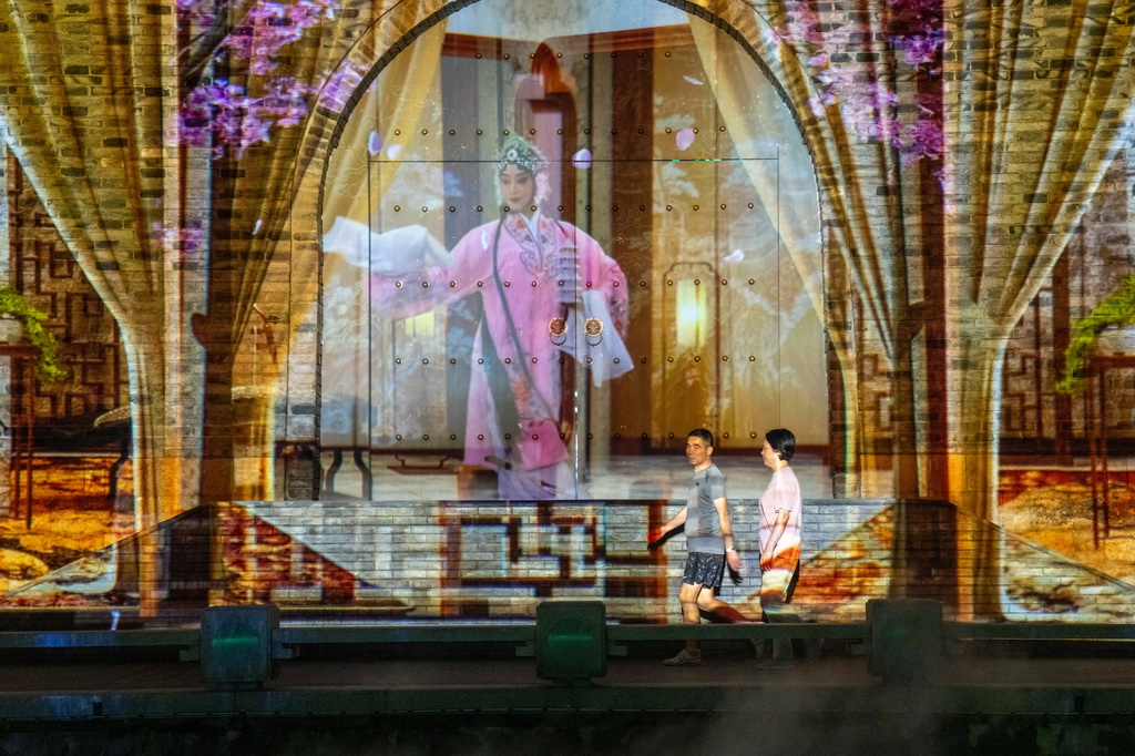 9月23日，居民在无锡市古运河畔散步休闲。