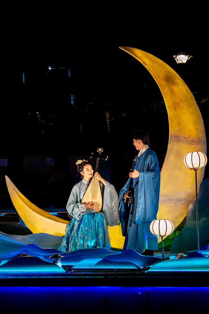 9月23日，在无锡市古运河上，演员为游客表演。