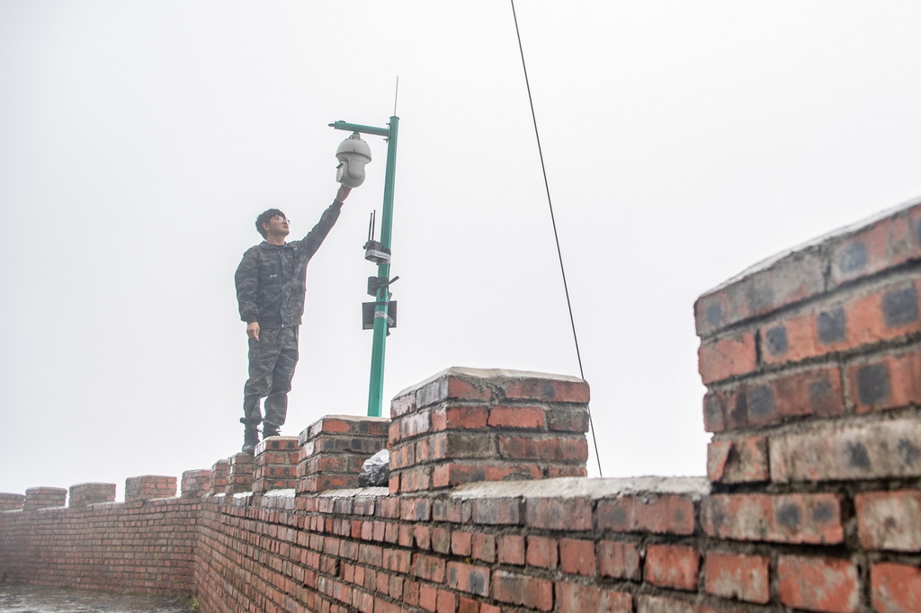 9月23日，在金佛山黑叶猴远程视频监控点，工作人员李新在检查观测设备。