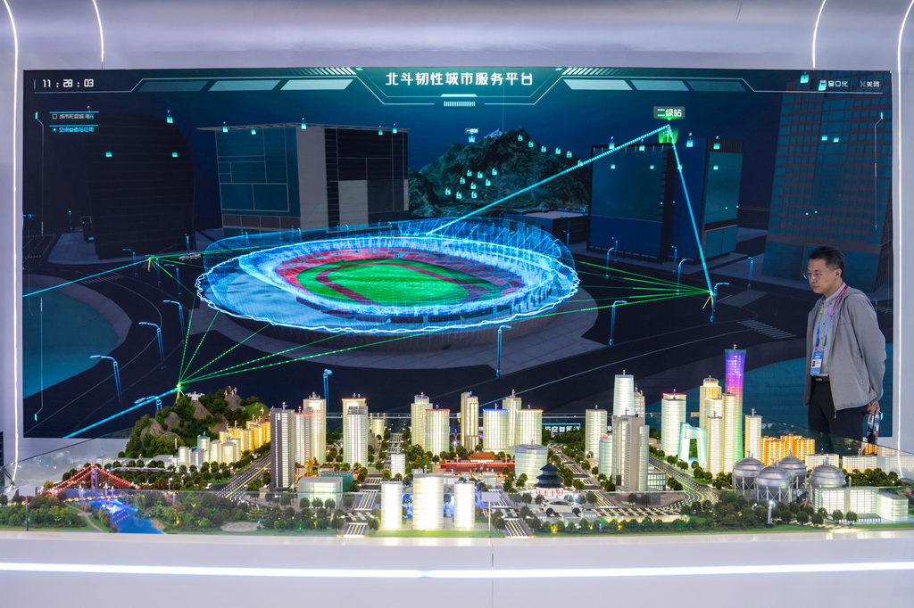 9月24日，在株洲国际会展中心，观众在了解配有北斗技术的城市安全风险综合监测预警平台。