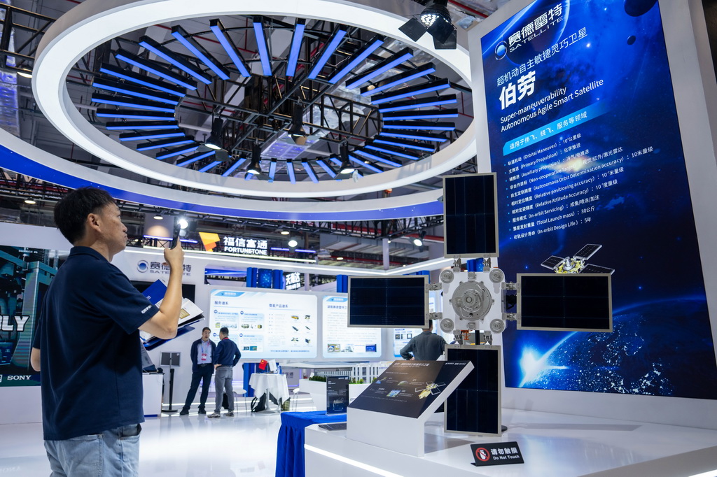 9月24日，在株洲国际会展中心，观众在了解一台小型人造卫星。