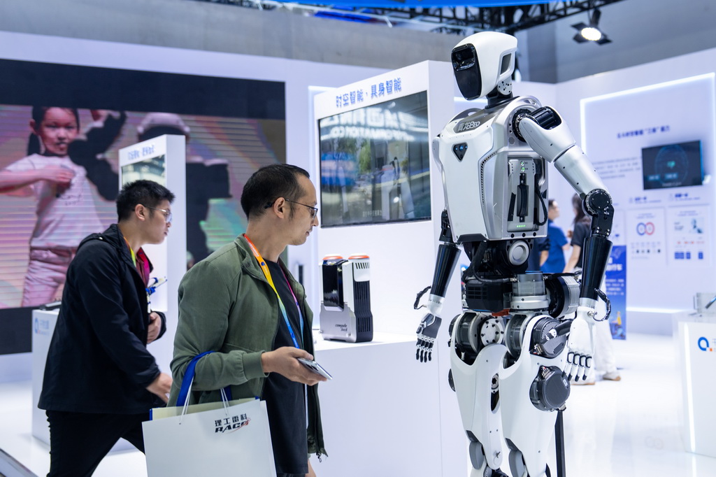 9月24日，在株洲国际会展中心，观众在观看一台人形机器人。