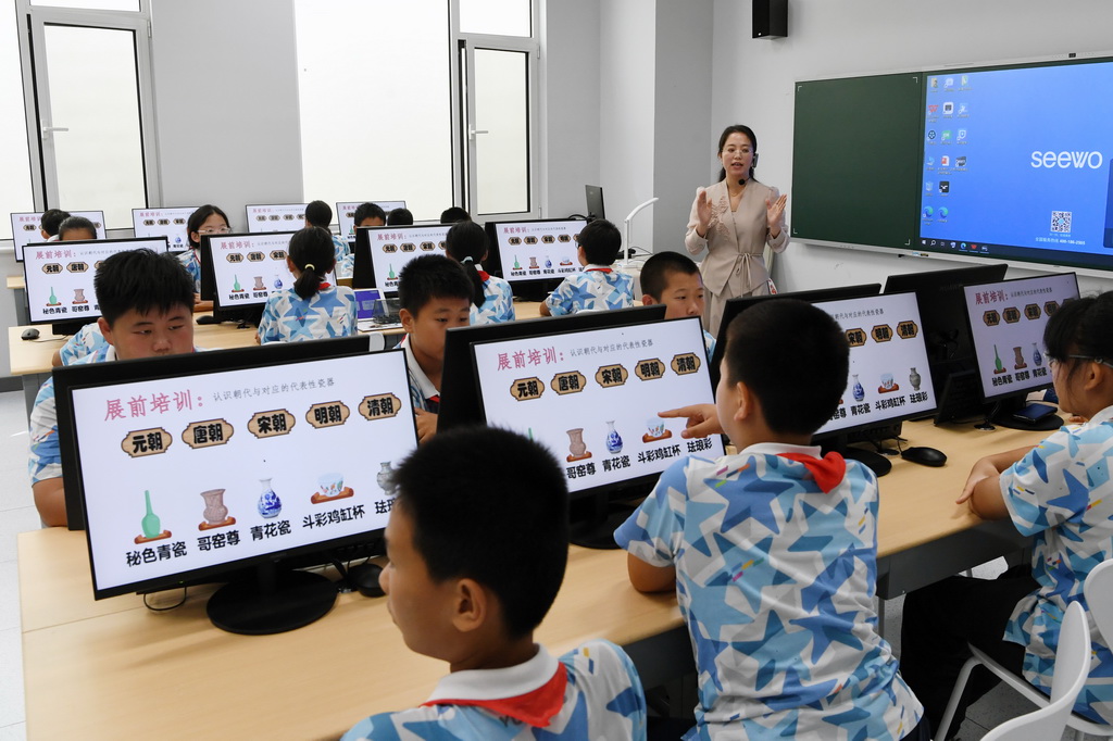 9月24日，老师为北京市第二十中学附属育鹰小学学生教授人工智能教育通识课《瓷韵中的算法密码》。