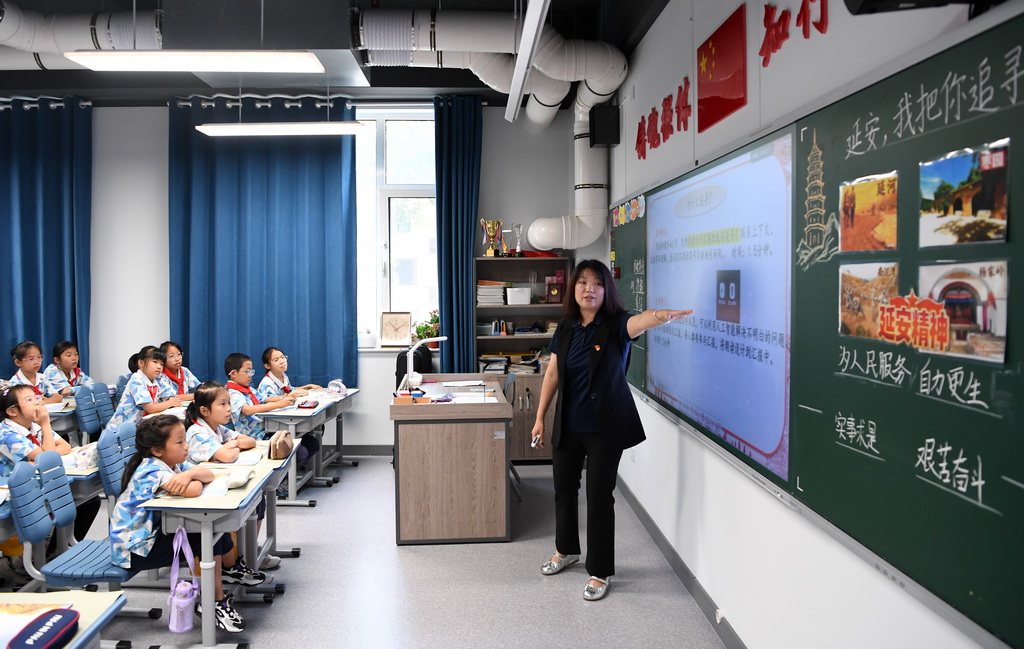 9月24日，老师为北京市第二十中学附属育鹰小学学生教授国防教育基础课《延安，我把你追寻》。