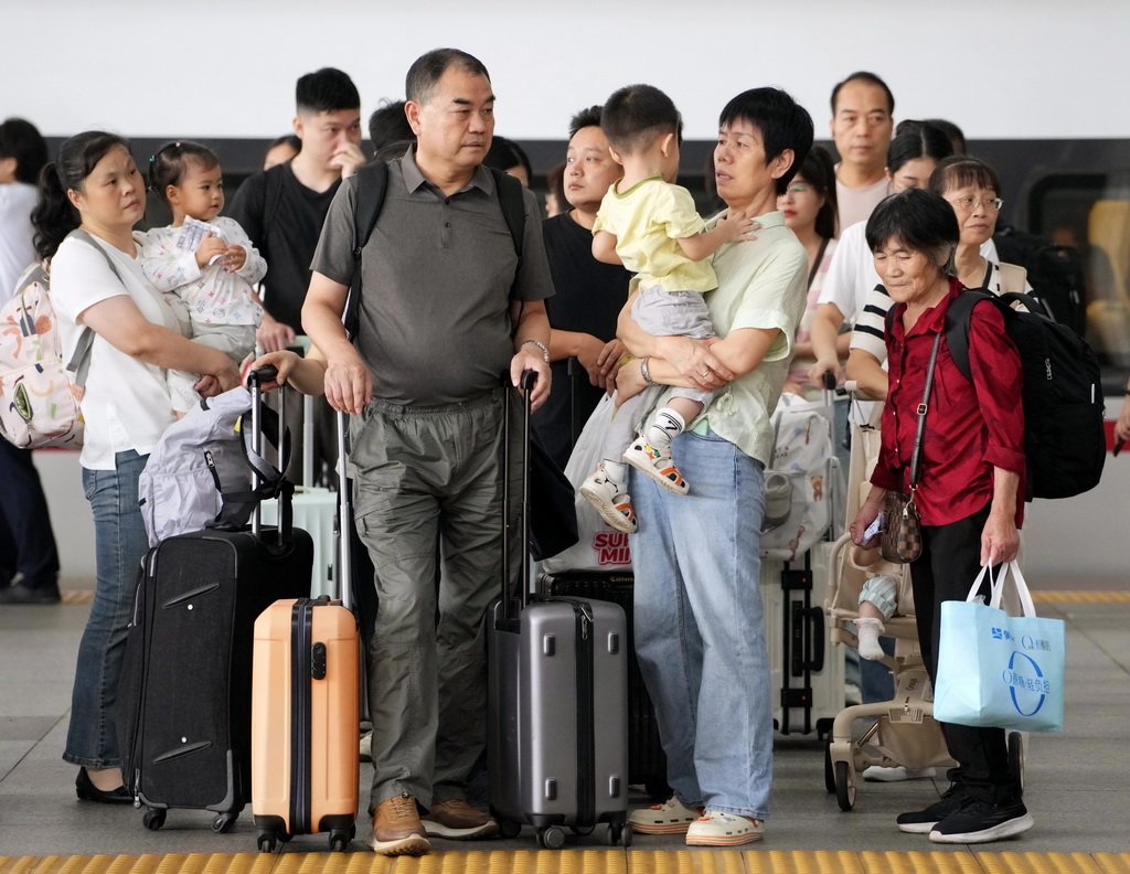 9月25日，旅客在广州南站候车。